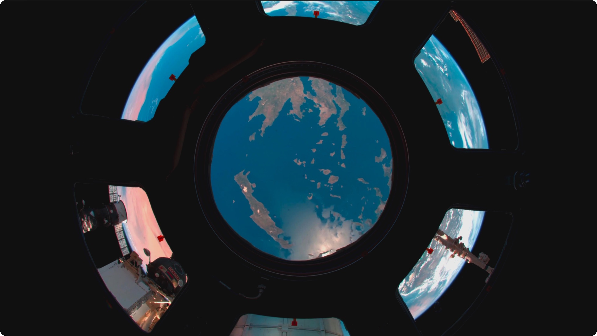NASA 拍摄的地球空间站  极速围绕地球旋转 第1张