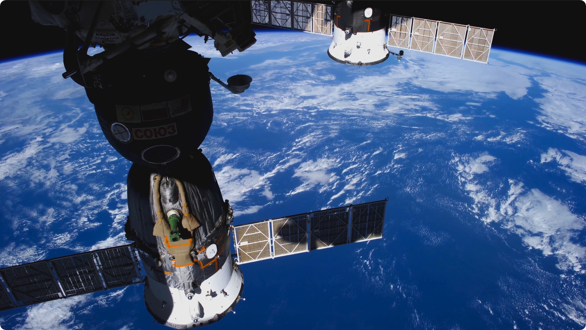NASA 拍摄的地球空间站  极速围绕地球旋转 第2张