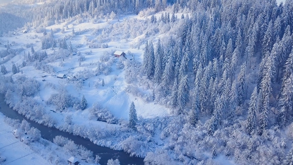4K风景片_冬季雪花山间房屋晚霞湖面素材 第1张