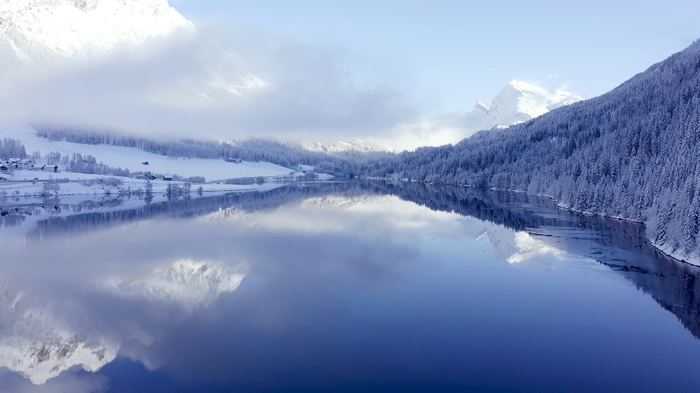 4K风景片_冬季雪花山间房屋晚霞湖面素材 第3张