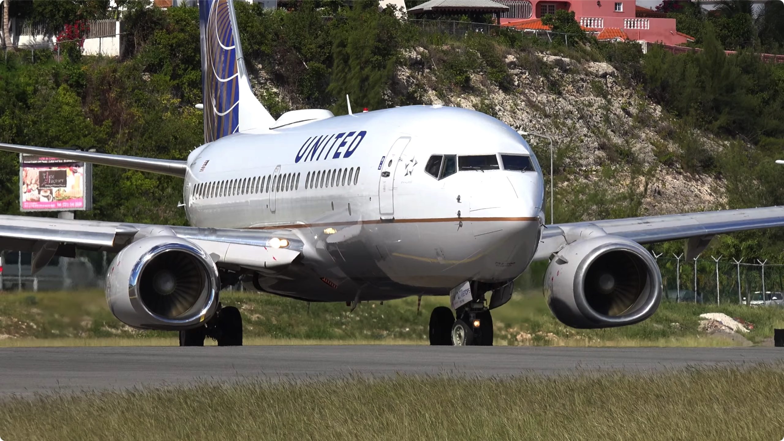 波音737-700 飞机起飞落地4K视频素材 第2张
