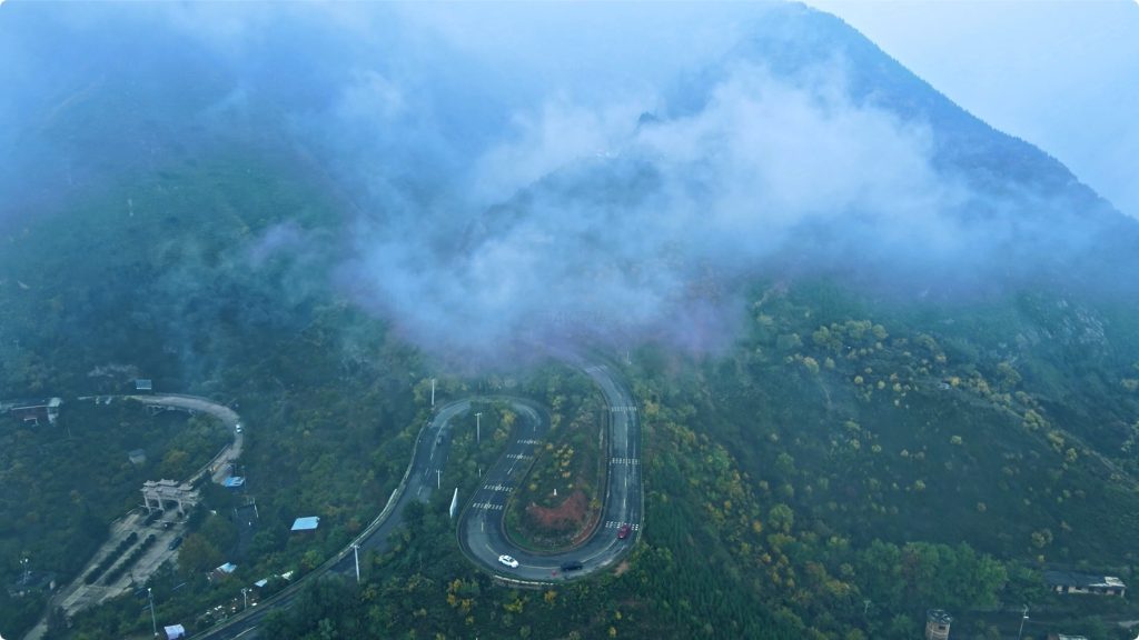 大雾天气下的壮丽航拍4K视频画面，带你体验神秘迷雾中的美景！ 第2张