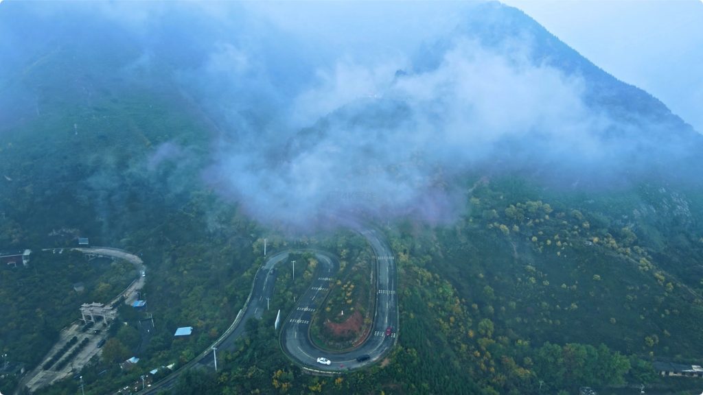 大雾天气下的壮丽航拍4K视频画面，带你体验神秘迷雾中的美景！ 第1张